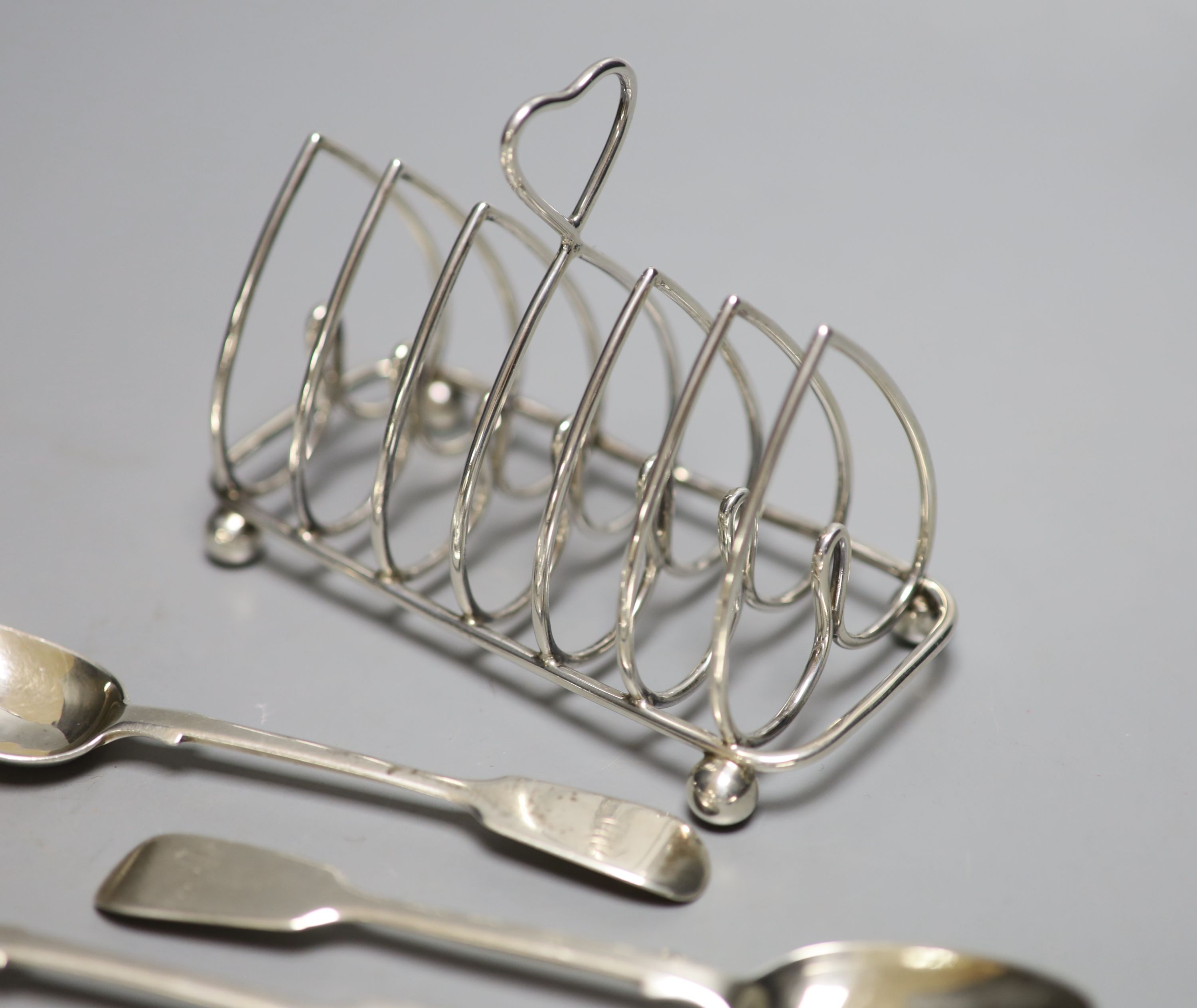 A silver toast rack, a set of four Victorian silver teaspoons and a George III salt spoon, 7.5oz.